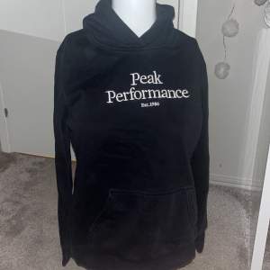 Bekväm hoodie från peak performance. Nypris 600 kr
