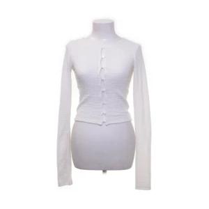 Resume kofta vit - Vit button up kofta/blus från resume. Slutsåld nypris på hemsidan ca 1000kr plus frakt 