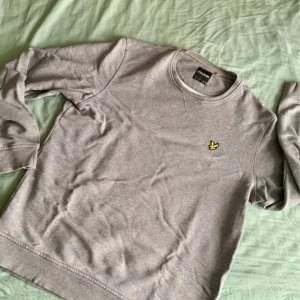 Lyle and scott tröja - Tröja väldigt snygg passar även väldigt bra till våren för dig som vill vara stilig