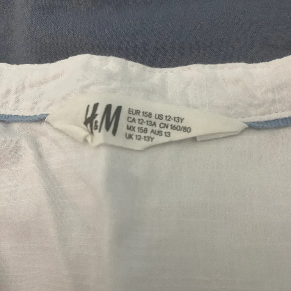 Jag säljer min skit snygga vita linneskjorta för att den är för liten.   Storlek158/164 13-14y. Skjortor.
