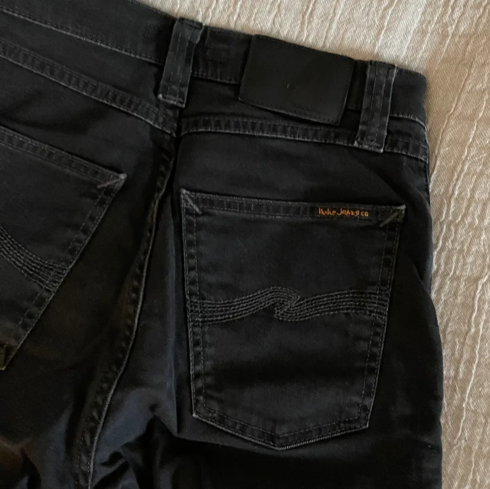 Mörkgråa Nudie Jeans, sparsamt använda. Storlek 26/32 💕. Jeans & Byxor.