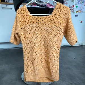 Orange stickad top - Färgen ser lite blekare ut på bilden, str S/M tror jag 100kr+frakt