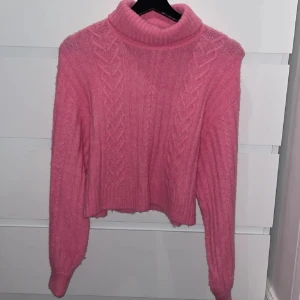 Stickad tröja  - Knappt använd och säljs ej längre🤍