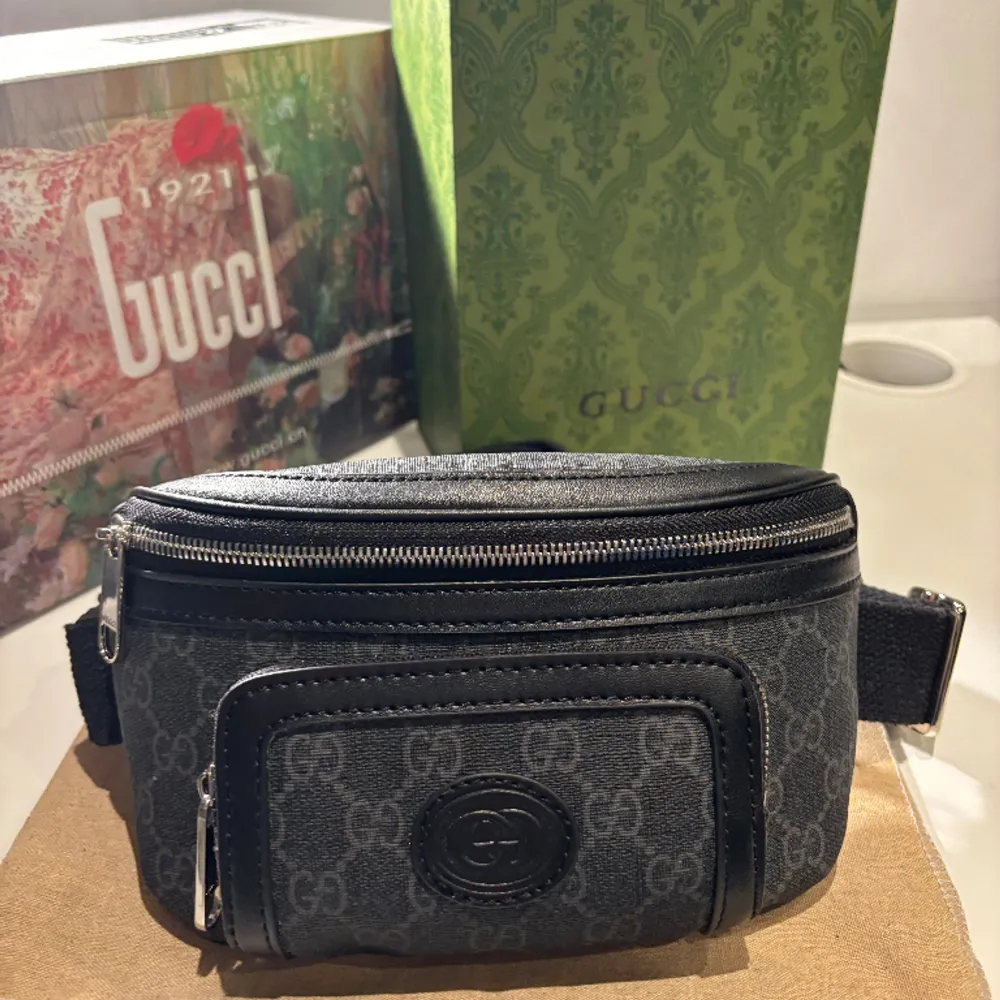 Gucci GG Supreme Midjeväska Svart   Kan sänka vid smidig affär !. Accessoarer.