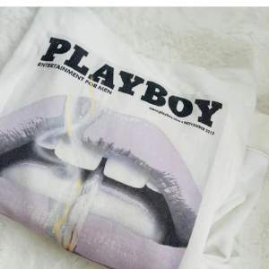 Säljer min Playboy hoodie då den inte används nånting😊