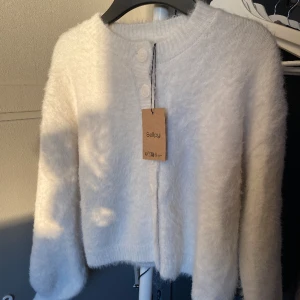 Kofta med knappar - Fin kofta med knappar som är köpt på Sellpy men som är ifrån Stradivarius!💖