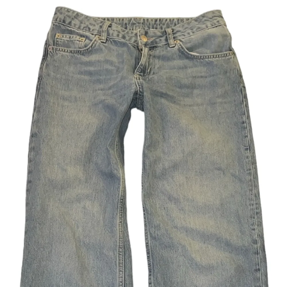 Jättefina lågmidjade jeans köpta secondhand. Midjemåttet är ca 40 cl och innerbenslängden är 79. Skriv vid ev frågor💋. Jeans & Byxor.