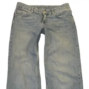 Jättefina lågmidjade jeans köpta secondhand. Midjemåttet är ca 40 cl och innerbenslängden är 79. Skriv vid ev frågor💋