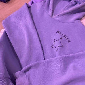 hov1 hoodie - Ljusblå hoodie med tryck ”Ma chérie” Jätte mysig och använd 1 elr 2 gånger. Fortfarande i helt nyskick. Köpt i 134/140 från barnavdelning men passar som XXS. 🩷100kr+frakt