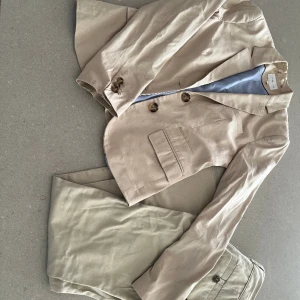 Set kavaj & kostymbyxor - Jättefint set i beige med kostymbyxor och kavaj från STOCKH LM!!💕 OBS! Det är samma nyans på byxa och kavaj men kameran plockade inte riktigt upp det. Skriv vid intresse och tveka inte om du har frågor🥰