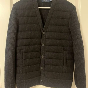 Ralph lauren cardigan - Tja nu säljer vi denna Ralph lauren cardigan som är använd en gång.  Den är en Kashmir mix och passar perfekt till vår/sommar! Hör av er vid vidare intrsse Köpt på NK Stockholm för 7700 OBS: Hjälper en kompis och sälja den!