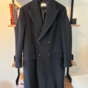 Otroligt fin dubbelknäppt rock  - En otroligt fin rock som är dubbelknäppt från en special kollektion från zara, perfekt för dig som vill hålla sig var samt se extremt stilren ut, med den lite längre samt skräddarsydda siluetten får du en perfekt old money look med denna jacka