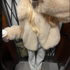 Pälsjacka  - Säljer nu min jättefina pälsjacka då den inte kommer till användning. Bara använd 1 gång så den är i mycket fint skick💞💞fler bilder finns 