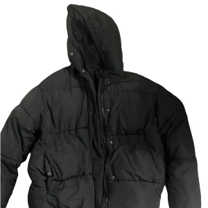 Jacka Monki - Säljer monki jacka, använd men inga defekter eller så som syns. Jättefin & bekväm puffjacka 🩷 Köpt för ca 749.