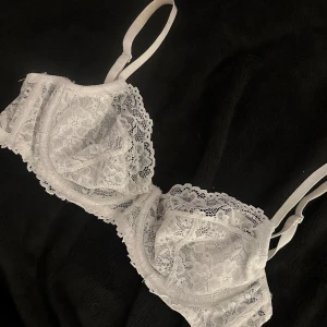 Spets bh - Superfin spetsbh, köpte i fel storlek så den är i nyskick😽 de står 75d men sitter mer som en C🌸
