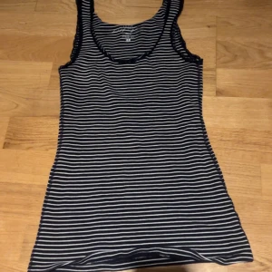 Linne  - Jätte gullig randig linne, helt ny, knappt använt, har inga skador, kan mötas upp i Stockholm annars kan man köpa genom köp nu 