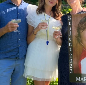 Studentklänning - Så vacker tyllklänning från NA-KD som passar perfekt till exempelvis en studentmottagning🤍Storlek 40 men insydd hos en skräddare för att passa mig som vanligtvis har 36/38 i storlek