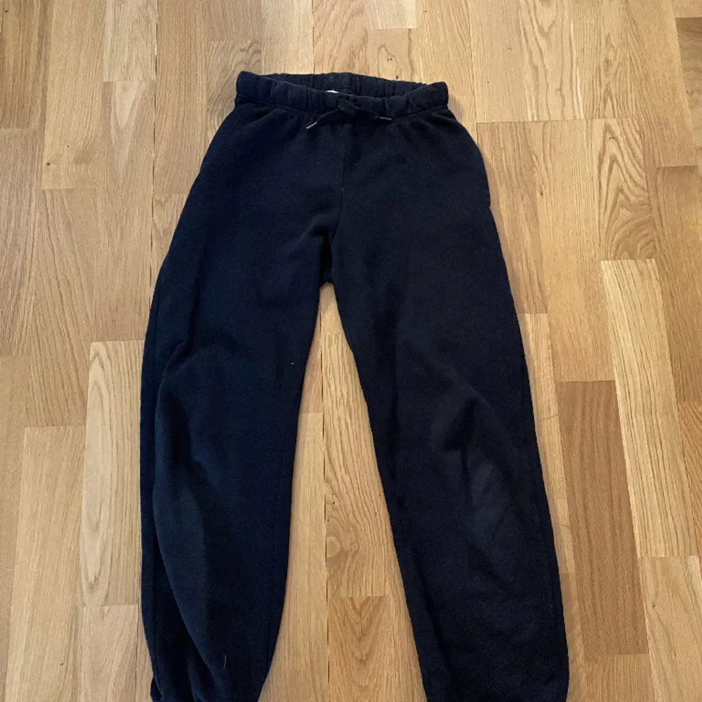 Ett par svarta mjukisbyxor som är i ”begagnat” skick🥰. Jeans & Byxor.