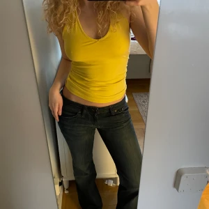 Gul halterneck - Gul halterneck topp! Väldigt stretchig så passar xs-m💛