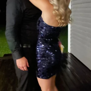 Glittrig klänning - Jätte fin glittrig klänning.  Använd endast en gång 