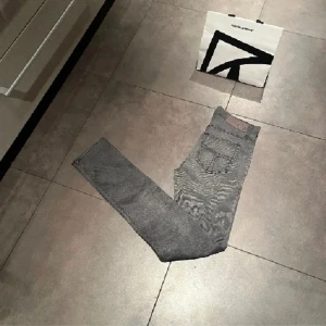 Tiger of Sweden jeans - Säljer dessa jeans från Tiger of Sweden i storlek 31/34. De köptes på nk och är i väldigt bra skick. Bara att skriva vid funderingar.