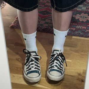 Converse - Säljer ett par converse i häftig design  med dubbla snören, i brunt o beige, och blått tyg på insidan🌻Kan bli riktigt coola med ett par långa strumpor.  Storlek 40. Hör av dig om du vill ha fler bilder😊