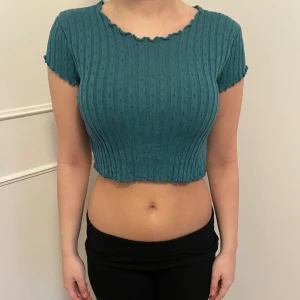 Croppad tröja  - Jätte söt croptop, väldigt bra skick, använd väldigt få gånger. Materialet är stretchigt.
