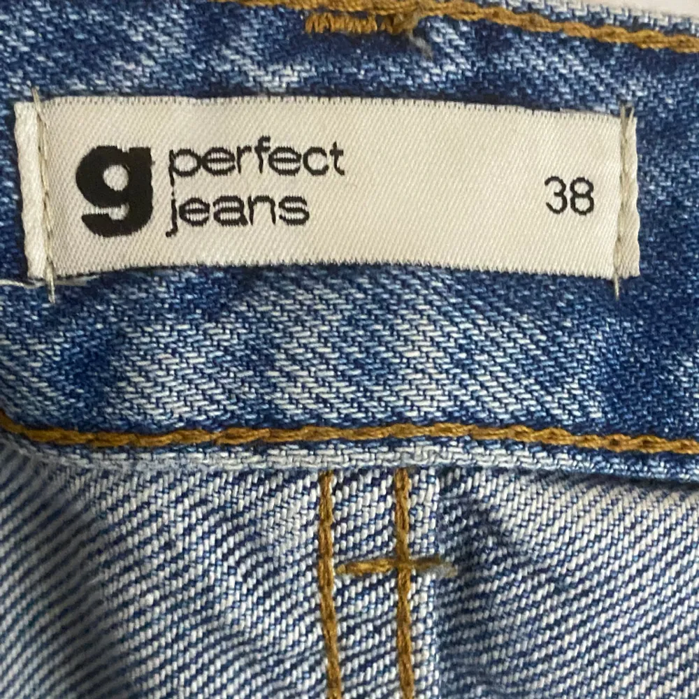 Straight Jeans från ginatricot med ganska högmidja, säljer pga att dem är lite för stora för mig och därför inte kommer till nån användning 🫶🏻. Jeans & Byxor.