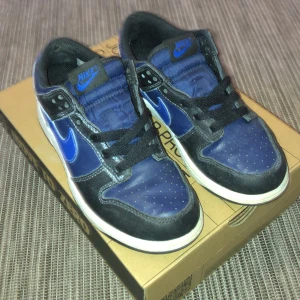 Nike dunk skor  - Ett par riktigt snygga Nike dunks i färgerna blå,svart,vit storlek 34-35 lite använda men inte sönder nånstans box följer med 