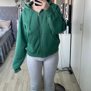 Hoodie - Grön oversized kofta från weekday. Knappt använd så är i väldigt bra skick.
