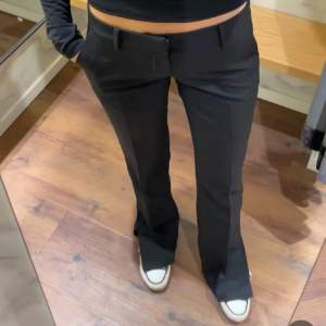 Low waist kostymbyxor från BikBok som är sparsamt använda och ser relativt nya ut. Säljer då de inte kommer till användning! 