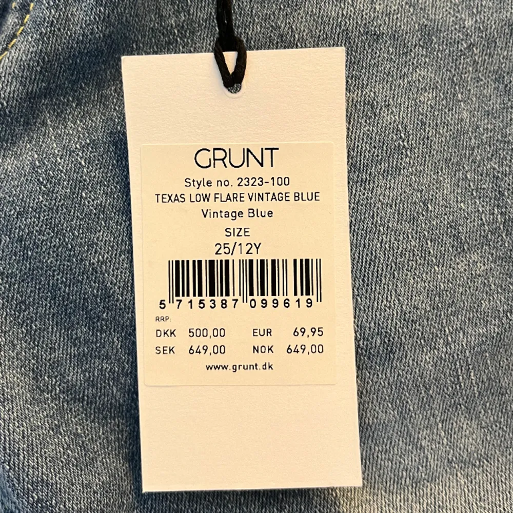 Grunt jeans från KidsBranStore som jag skulle skickat tillbaka då jag inte gillade färgen men sen glömde vi lämna tillbacks de så de går inte att skicka tillbacks🩷passar på mig som är 157 lång. Jeans & Byxor.