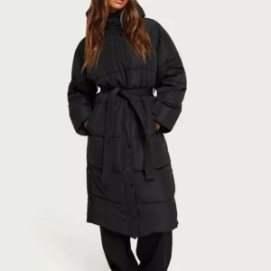 Dunjacka - Jacka med avtagbart bälte från Nelly. Storlek 34 men jag upplever den som lite oversize och skulle säga att den fungerar 36 också. Använd sparsamt och i fint skick! Ord pris 999kr