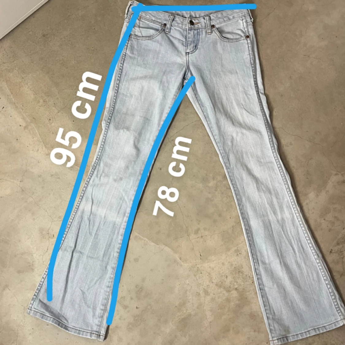 Ljusblåa Lågmidjade Wrangler jeans - 91