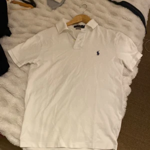 Ralph Lauren pike  - En vit ralph lauren piké, mycket bra skick och sparsamt använd. Sitter lite mindre i storleken.
