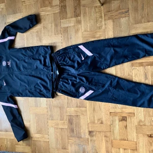 PSG tracksuit - Paris saint germain tracksuit storlek medium. Bra skick.