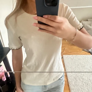 Zara tröja - En populär tröja från zara med detaljer på armarna. Super fint skick. 