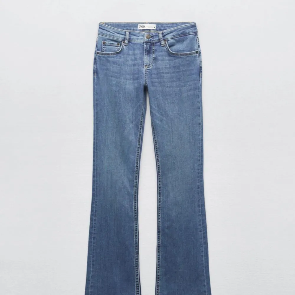 Säljer dessa slutsålda  bootcut zara jeans. Ord pris 400kr. Skriv om ni är intresserade eller vill ha fler bilder💕. Jeans & Byxor.