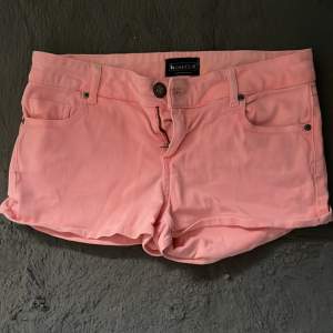 Säljer min låga rosa shorts för att dom inte kommit till användning 