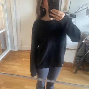 Svart stickad  - Säljer denna stickade tröja från vila, lite nopprig men verkligen inget man tänker på vid användning🩷 skriv om fler frågor  