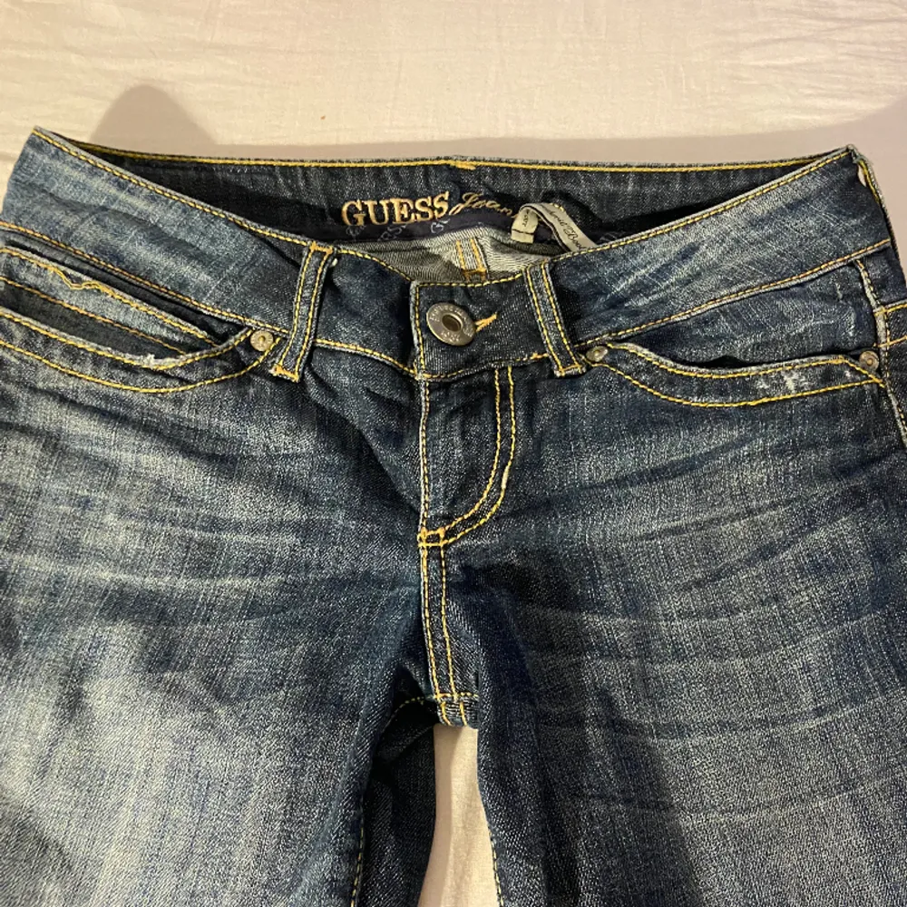 Lågmidjade guess jeans   Midjemått: 35 cm (W27)  Innebenslängd: 82 cm . Jeans & Byxor.