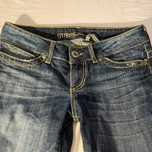 Lågmidjade guess jeans   Midjemått: 35 cm (W27)  Innebenslängd: 82 cm 
