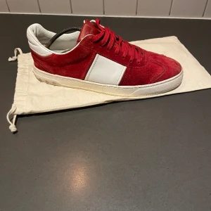 Valentino flycrew  - Valentino flycrew skor i storlek 44/45. Skorna är i ett väldigt bra skick 8/10 och det saknas endast 1 nit på vardera sko. Dustbag och en vltn lapp medföljer. Priset går att diskutera :)
