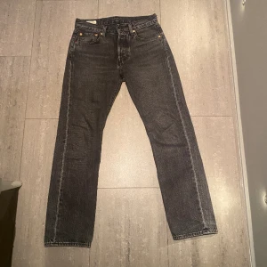Levis 501 -  Levis jeans 501. W28 L30 som nya fraktkostnad tillkommer