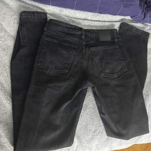 Svarta midweist jeans, med split längst ner. Inga skador men har använts, från Bik Bok 🫶