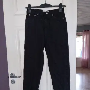 Svarta fina jeans från Pull and Bear i stl 36.