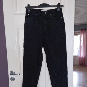 Jeans  - Svarta fina jeans från Pull and Bear i stl 36.