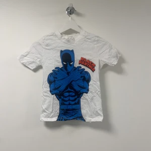 black panther babytee - köpt från barnavdelning men sitter bra på någon som har xs-s