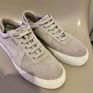 ARIGATO SKOR - Snygga mocha skor skick 8,5/10 allt og finns köpt på nk i stan för 2500 använd Max 10 gånger priset är inte hugget i sten! Ingår också arigatos egna cleanin sto 