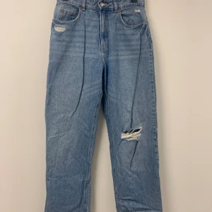 momjeans - slitna mom jeans, knappt använda